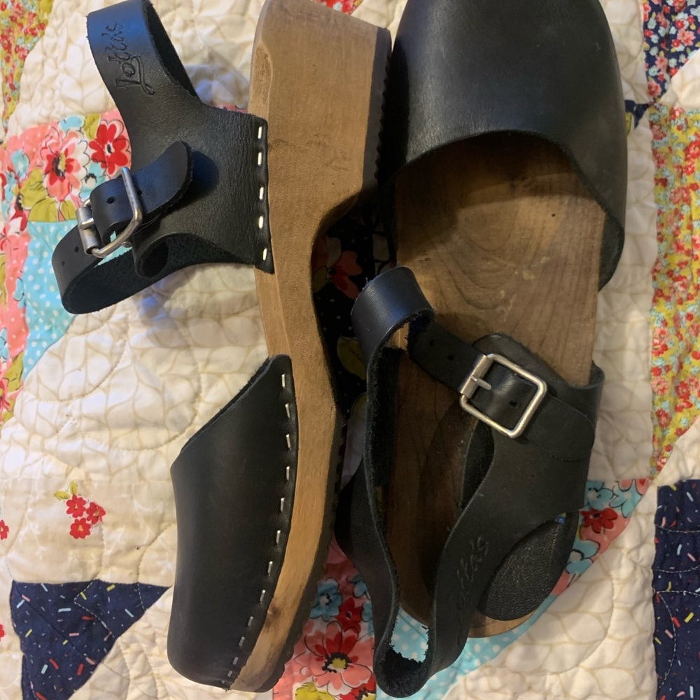Lotta black wood clog